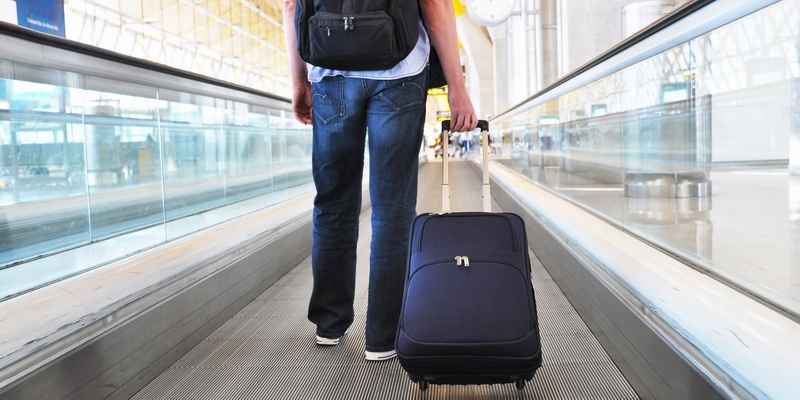 ಪ್ರಯಾಣಿಕನ ಚಿನ್ನದ ಸರ ಕದ್ದ ವಿಮಾನ ನಿಲ್ದಾಣದ ಕಸ್ಟಮ್ಸ್ ಅಧಿಕಾರಿ!